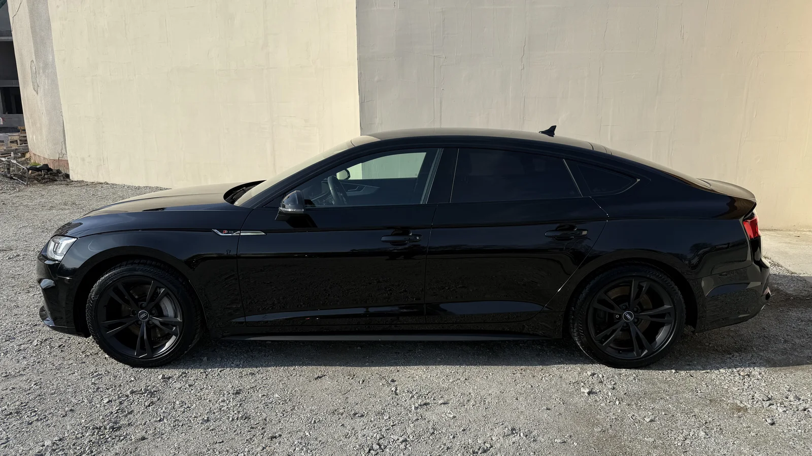 Bok czarnego Audi A5 po polerowaniu