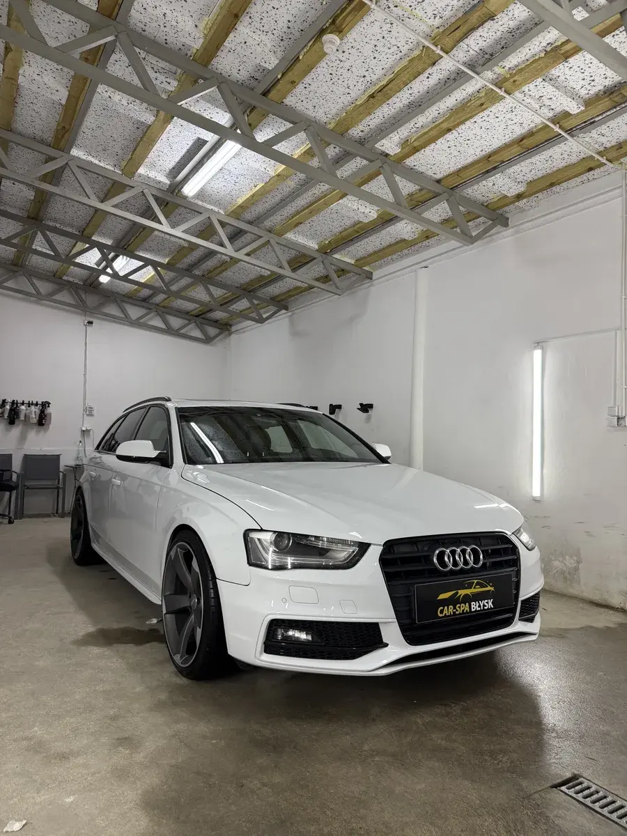 Białe Audi A4 kombi w hali