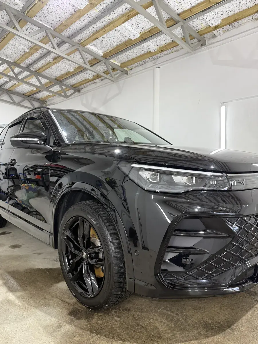 Czarny SUV w hali, ujęcie od przodu pod kątem