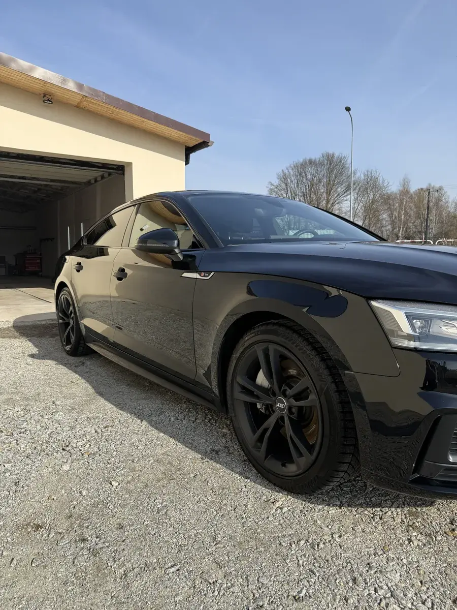 Czarne Audi A5 od przodu pod kątem, na zewnątrz