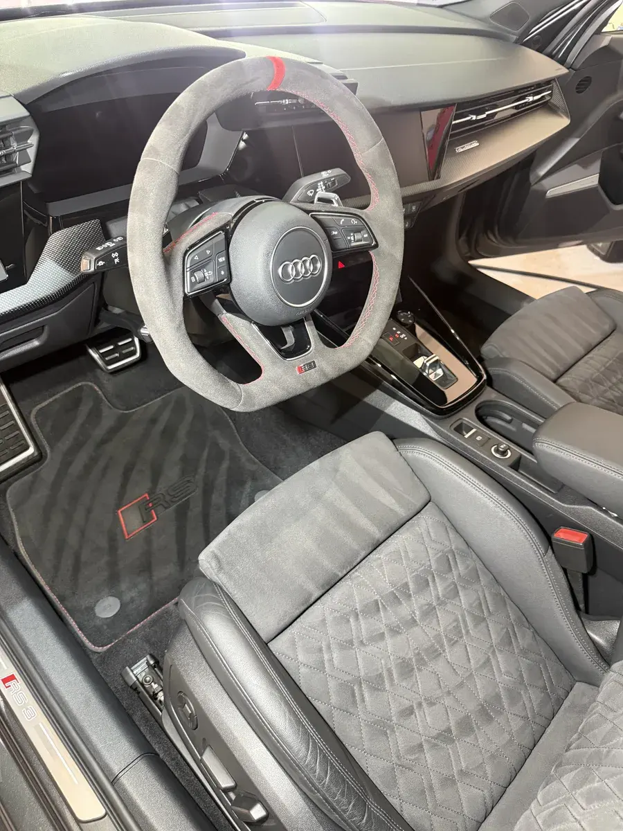 Kierownica z alcantary i jasne fotele w Audi RS