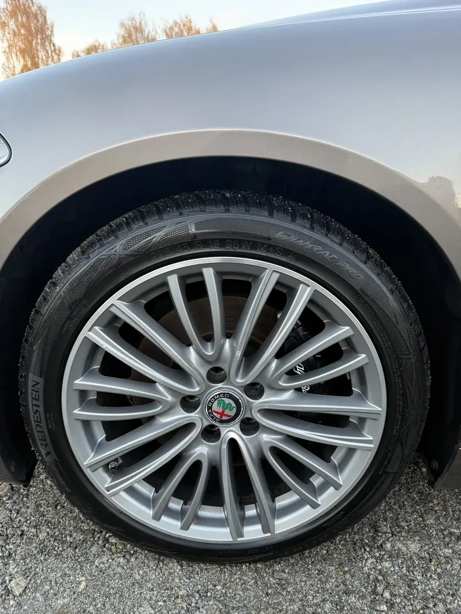 Zbliżenie na wyczyszczoną felgę Porsche