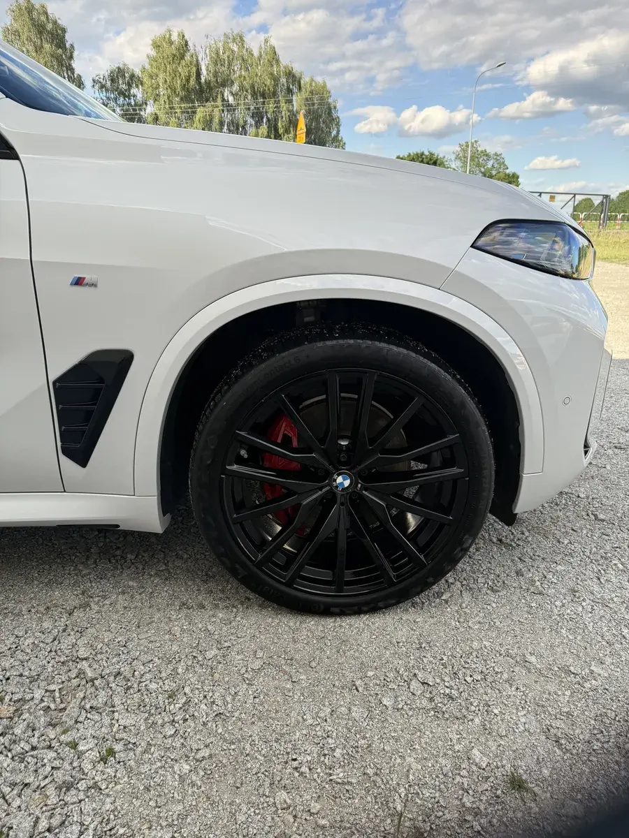 Czarna felga w białym BMW X5 M