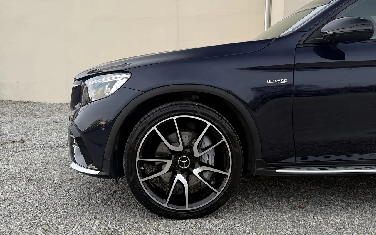Bok granatowego Mercedesa GLC z odbiciami w lakierze