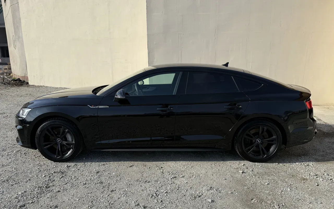Czarne Audi A5 z boku, lakier po polerowaniu